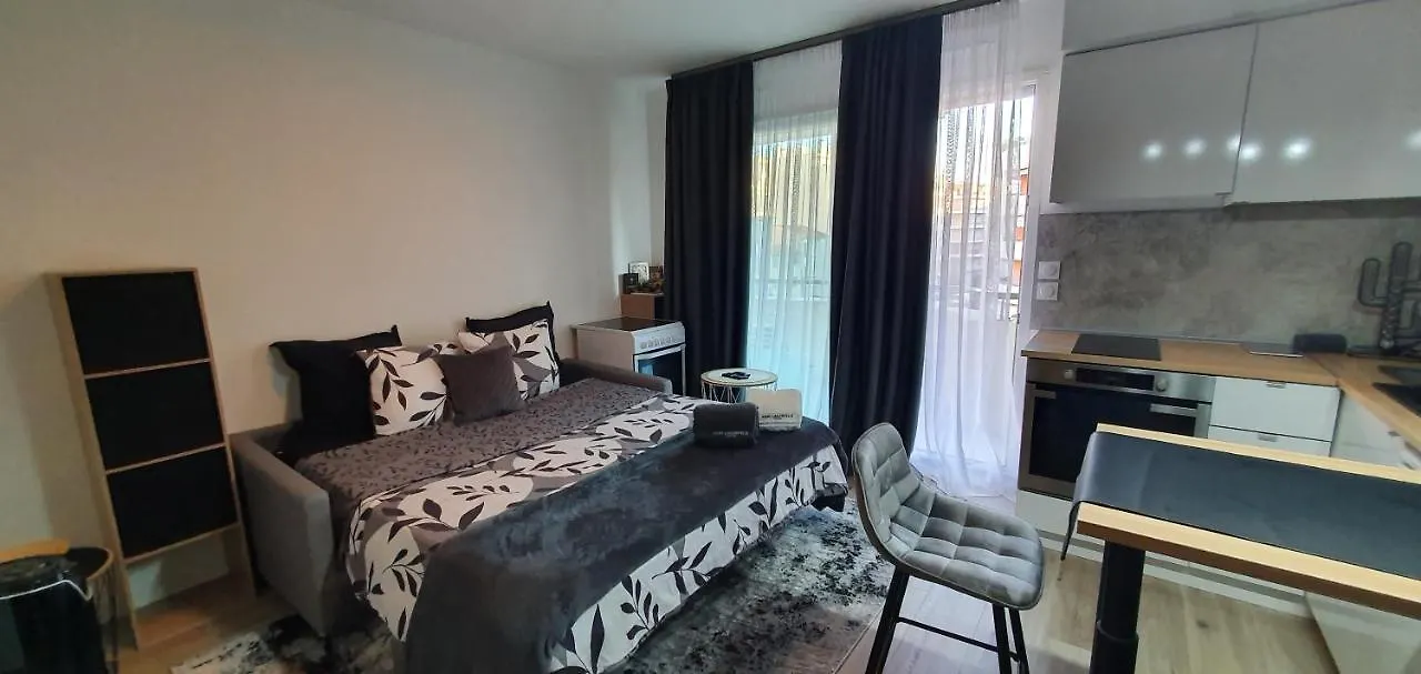 Lovely 1 Bedroom Vacation Home With Free Parking. Nice Lejlighed