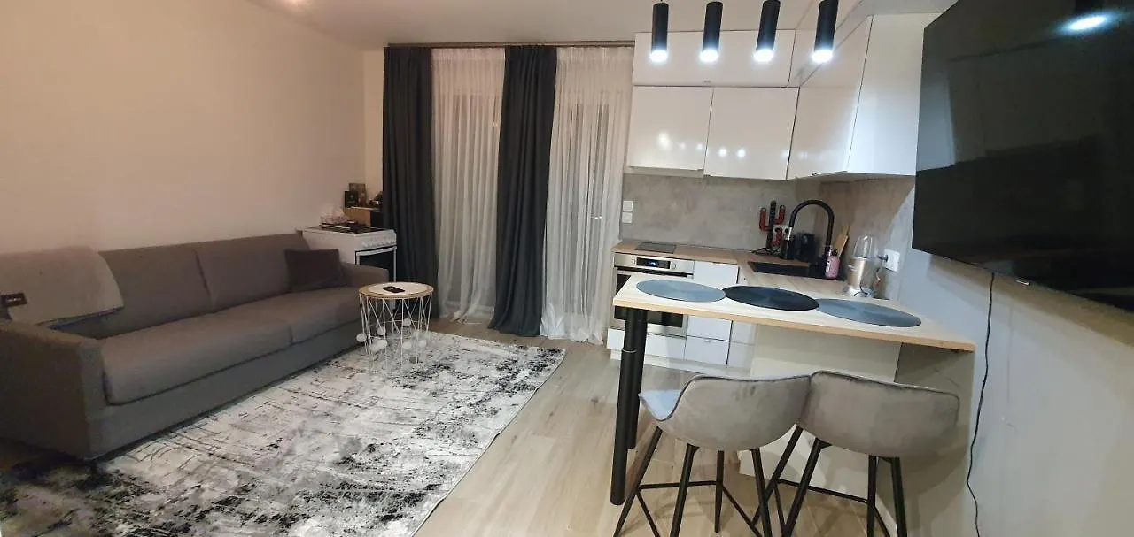 Lovely 1 Bedroom Vacation Home With Free Parking. Nice Lejlighed
